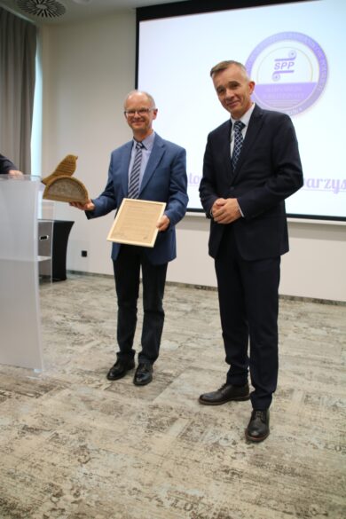 image383 M. Szymczyk, Dyrektor Muzeum Papiernictwa w Dusznikach-Zdroju oraz Tomasz Katewicz, Prezes SPP